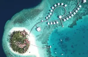 Luftaufnahme von Diamonds Thudufushi, Malediven: Luxusvillen auf einer tropischen Insel mit türkisfarbenem Wasser und weißen Sandstränden.