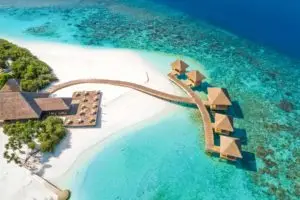 Luftaufnahme von Kudafushi, Malediven, mit luxuriösen Wasserbungalows, weißem Sandstrand und türkisfarbenem Wasser. Perfekt für einen tropischen Urlaub.