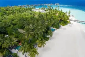Luftaufnahme des Park Hyatt Hadahaa, Malediven: Üppige Vegetation, weiße Sandstrände und luxuriöse Wasserbungalows im türkisfarbenen Meer.