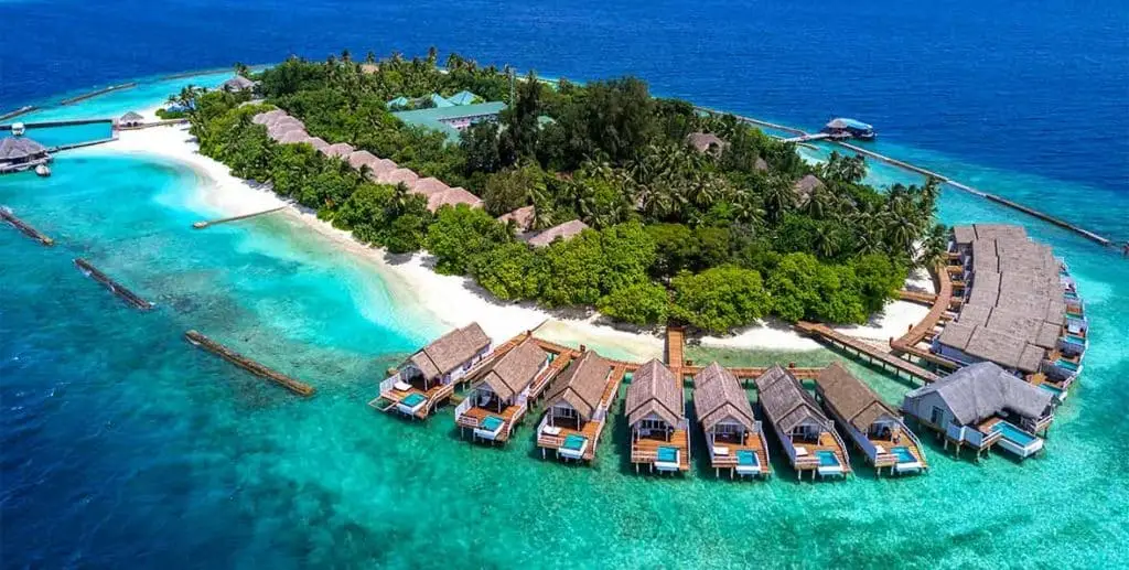 Luftaufnahme von Amaya Kuda Rah, Malediven: Luxuriöse Wasserbungalows und Strandvillen auf einer tropischen Insel mit türkisfarbenem Wasser.
