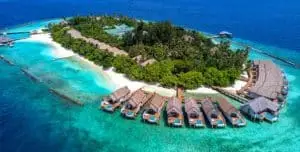Luftaufnahme von Amaya Kuda Rah, Malediven: Luxuriöse Wasserbungalows und Strandvillen auf einer tropischen Insel mit türkisfarbenem Wasser.