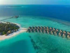 Luftaufnahme von Emerald Faarufushi: Luxuriöse Wasserbungalows mit türkisfarbenem Wasser, weißem Sandstrand und üppiger Vegetation. Ein Paradies für einen unvergesslichen Urlaub.