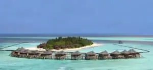 Luxuriöse Wasserbungalows auf Komandoo Island, Malediven. Türkisfarbenes Wasser umgibt die Insel mit üppiger Vegetation und weißen Sandstränden. Ein Paradies!
