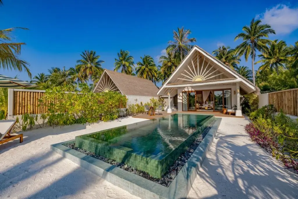Hotel Dhon Maaga Malediven: Luxuriöse Strandvilla mit Pool, umgeben von Palmen und weißem Sand. Traumurlaub im Paradies.
