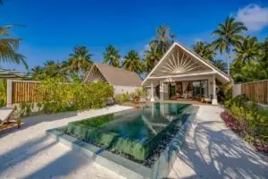 Hotel Dhon Maaga Malediven: Luxuriöse Strandvilla mit Pool, umgeben von Palmen und weißem Sand. Traumurlaub im Paradies.