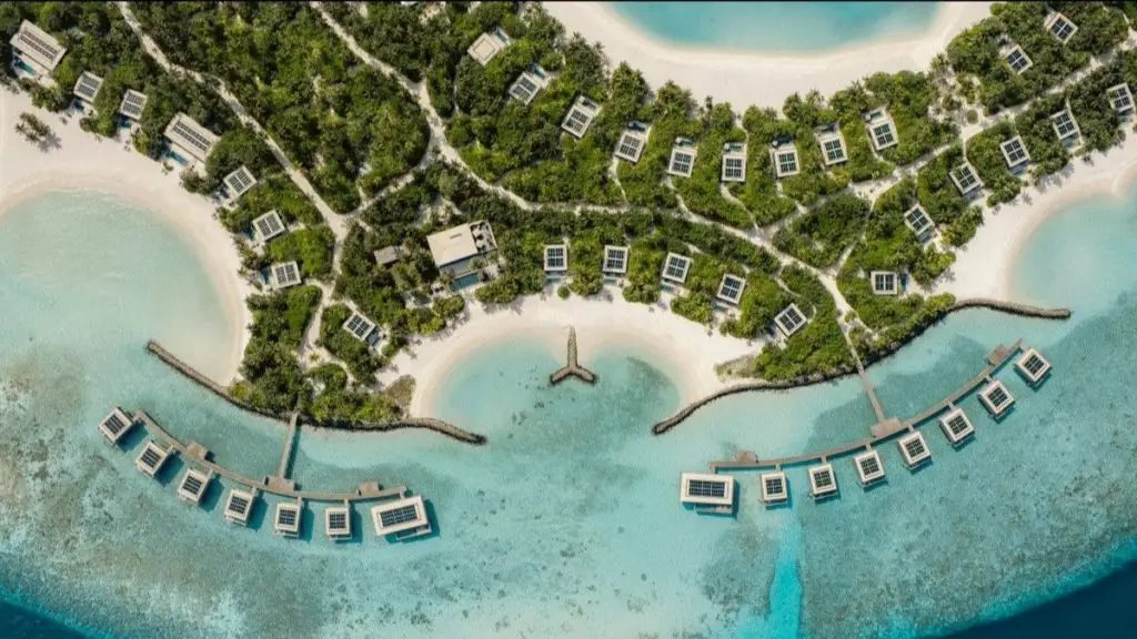 Luftaufnahme der Fari-Inseln mit Villen, umgeben von türkisfarbenem Wasser. Solarenergie spielt eine wichtige Rolle auf den Fari-Inseln, um das Ziel 2025 zu erreichen.