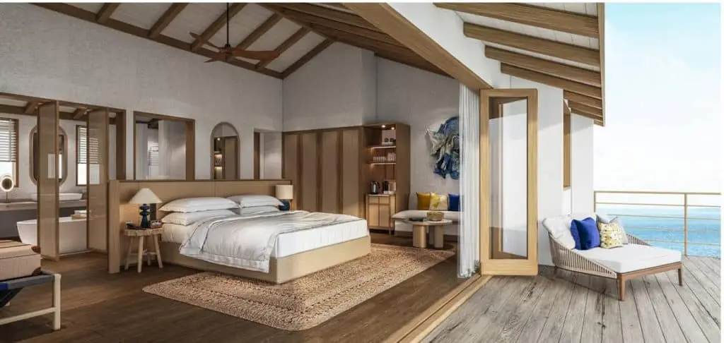 Luxuriöses Schlafzimmer im NH Collection Reethi Beach Resort mit Kingsize-Bett, Holzbalkendecke und Meerblick von der Terrasse. Elegantes Design mit natürlichen Materialien.