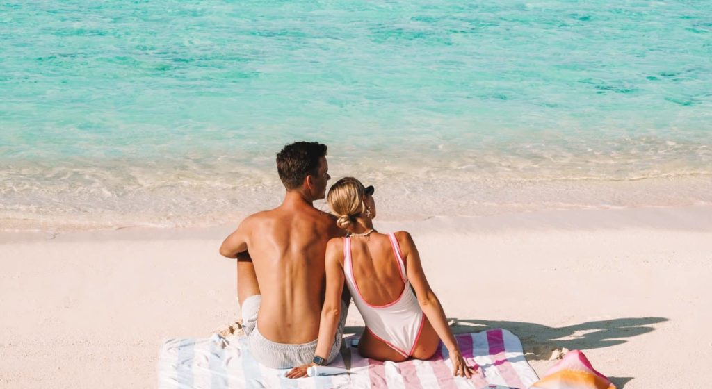 Paar am Strand, entspannende Atmosphäre.