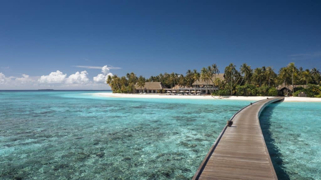 Tropisches Paradies mit Holzsteg