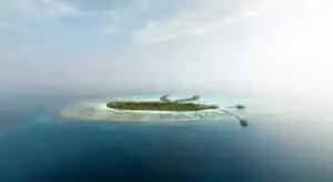Luftaufnahme einer kleinen tropischen Insel mit Resort über türkisfarbenem Meer auf den Malediven