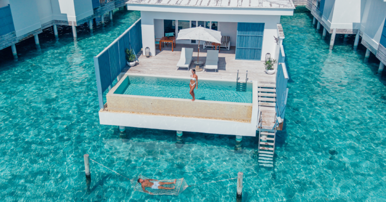 Luxusvilla auf Stelzen über türkisfarbenem Wasser mit privatem Pool und Hängematte