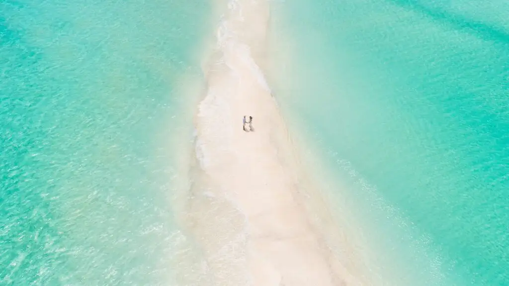 Pärchen steht auf einer Sandbank