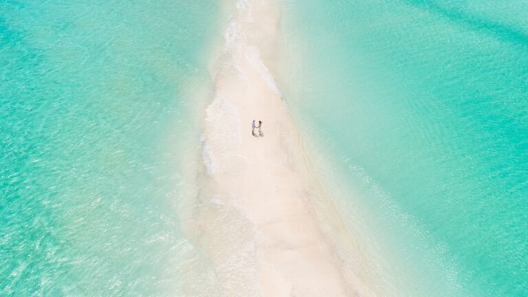 Pärchen steht auf einer Sandbank