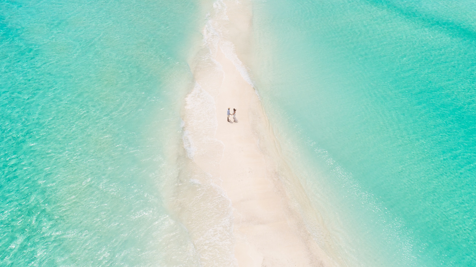 Pärchen steht auf einer Sandbank