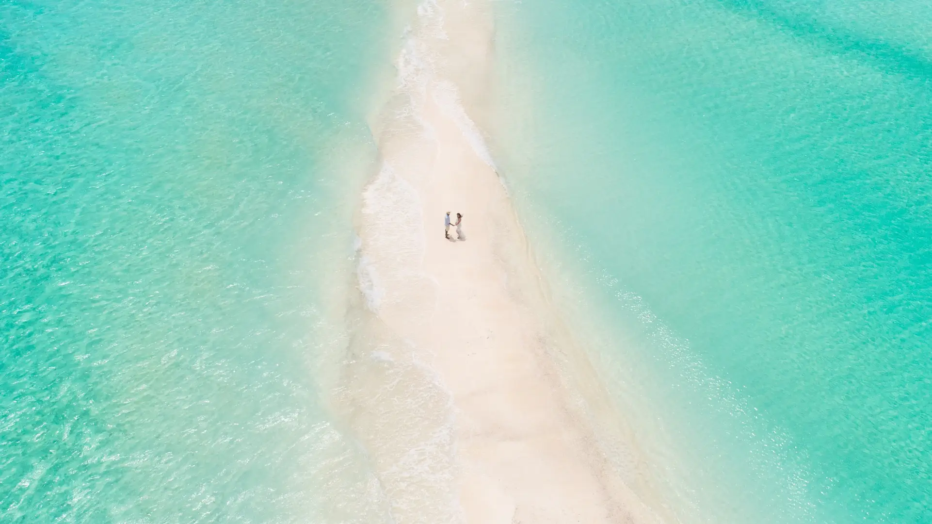 Pärchen steht auf einer Sandbank