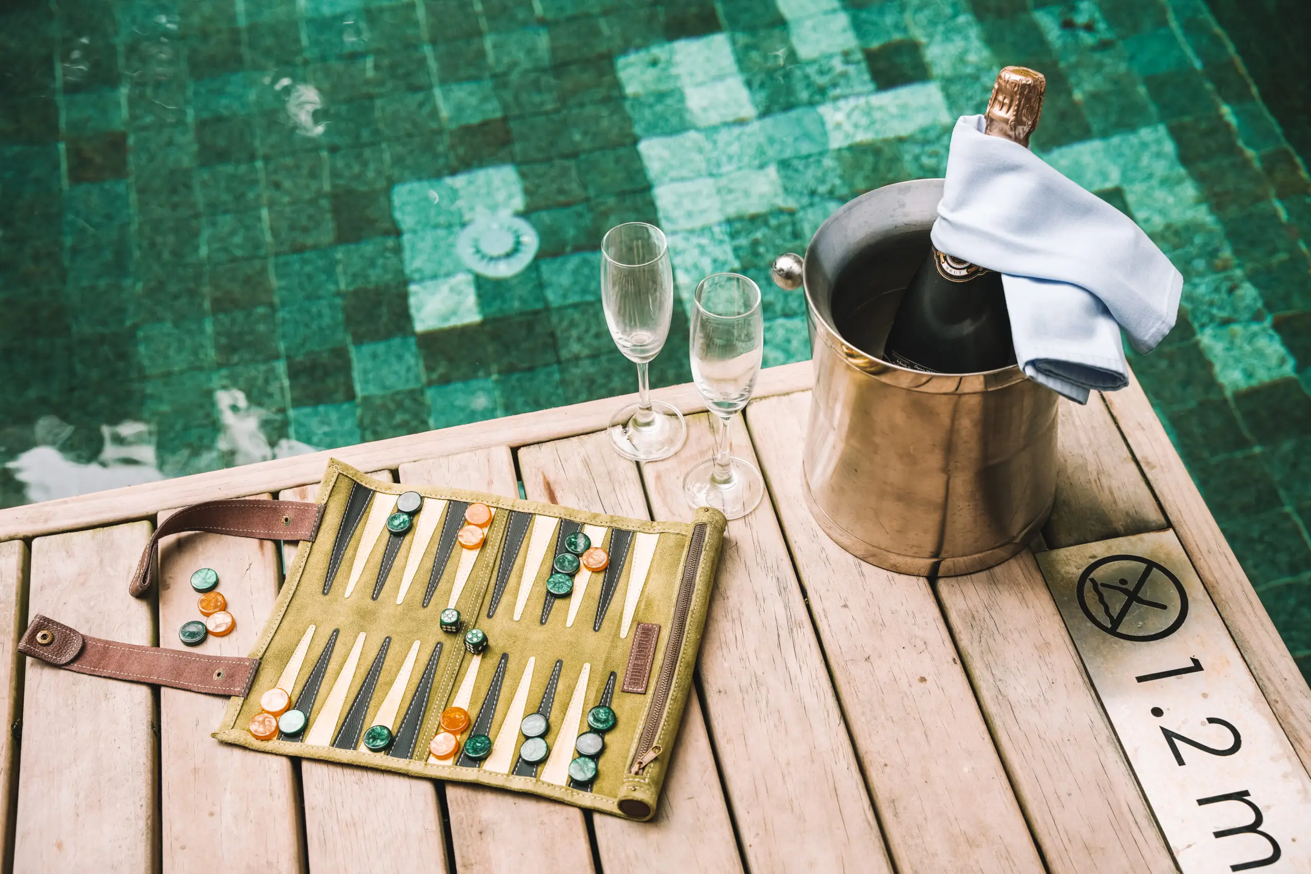 Nebenkosten auf den Malediven Champagner am Pool